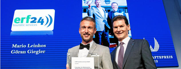 Geschäftsführer Mario Leinhos (links) von „erf24 touristic services“ wurde der erste Preis von Laudator Gerald Grusser (IHK) überreicht. Foto: Sascha Fromm Geschäftsführer Mario Leinhos (links) von „erf24 touristic services“ wurde der erste Preis von Laudator Gerald Grusser (IHK) überreicht. Foto: Sascha Fromm